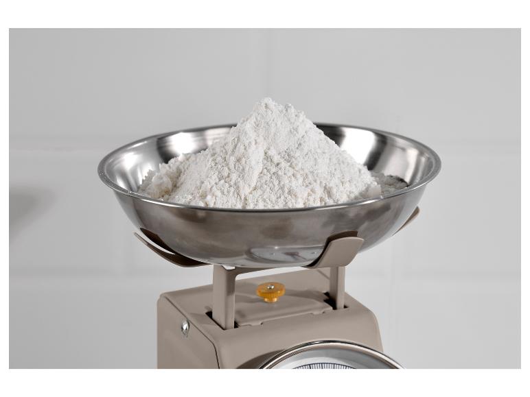 Múka v miske na retro váhe.