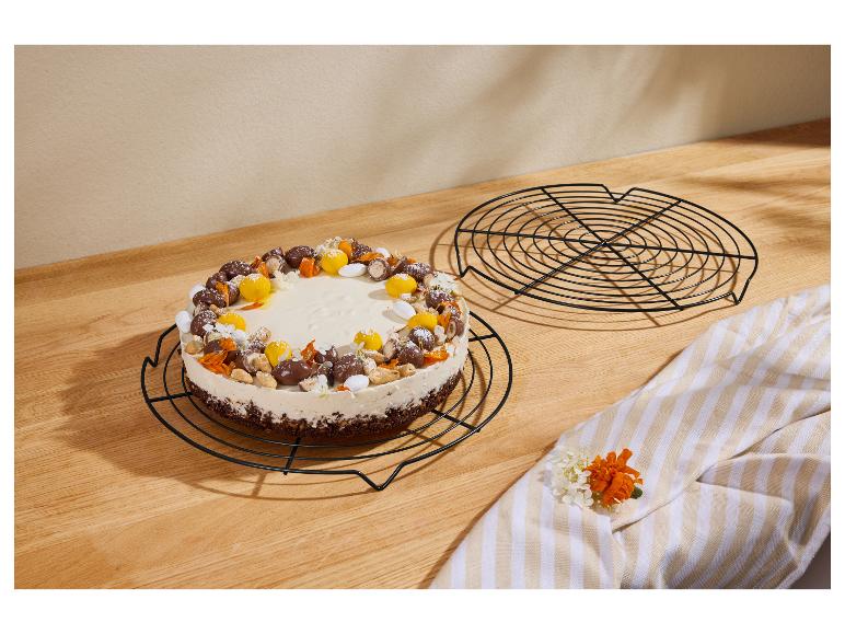 Cheesecake s čokoládovými vajíčkami, orieškami a kvetmi na drevenej doske.