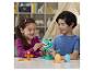 Dve deti si hrajú s dinosaurami a vajíčkami Play-Doh.