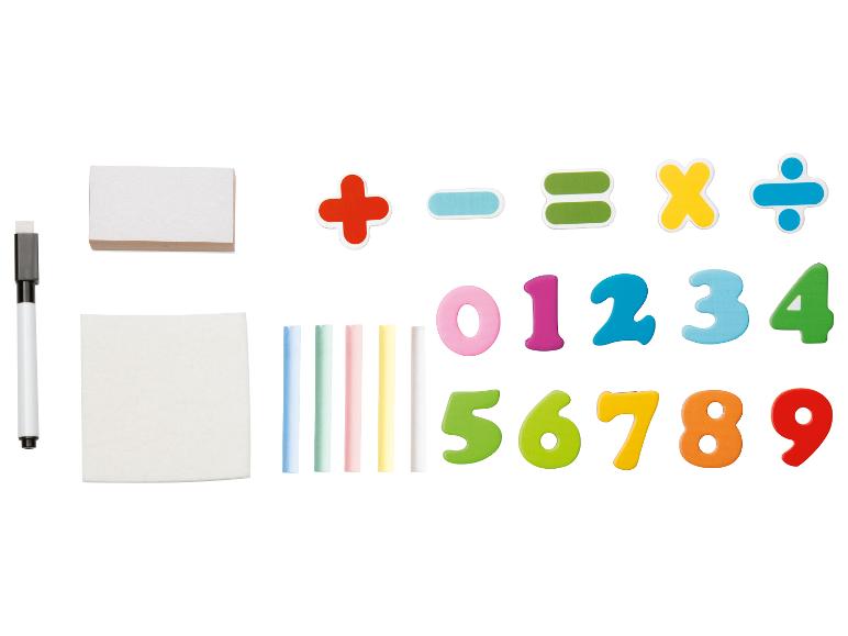 Bloky, mazacie pero, pastelky a farebné čísla na učenie matematiky.