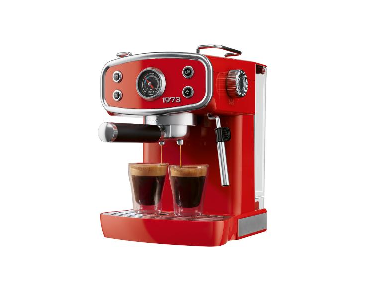 Červený kávovar na espresso, ktorý nalieva espresso do dvoch pohárov.