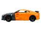 Oranžové Nissan GT-R s čiernymi detailmi.