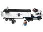LEGO hracia súprava s policajným nákladným autom, prívesom a dvoma minifigúrkami.