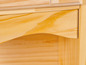 Detail dreveného skrinky s zásuvkou.