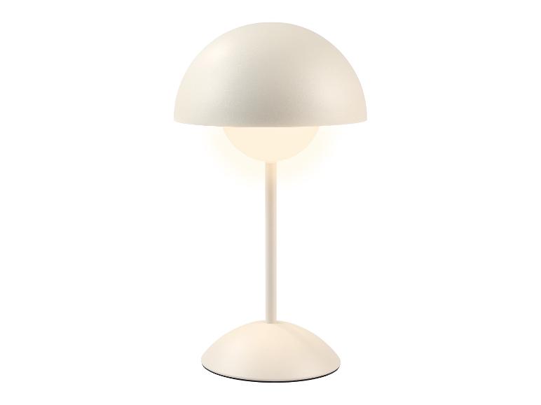 Biela stolová lampa s pologuľovitým tienidlom a svietiacou žiarovkou.