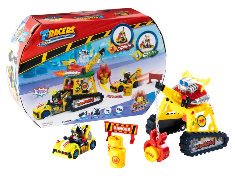 Žlté pretekárske auto s žeriavom, trimi kanistrami s nitrom, plotom a krabicou s nápisom 'T-Racers'.