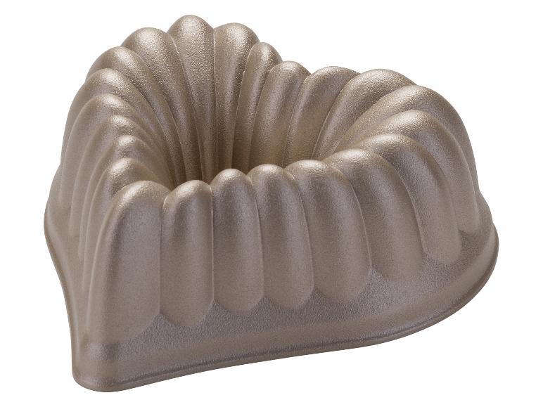 Forma na pečenie v tvare srdca s ryhovaným dizajnom