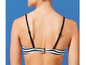 Čierno-biele pruhované bikiny s širokými ramienkami.