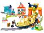 Farebná súprava vlaku LEGO Duplo s koľajnicami, umývačkou áut, stanicou a figúrkami.