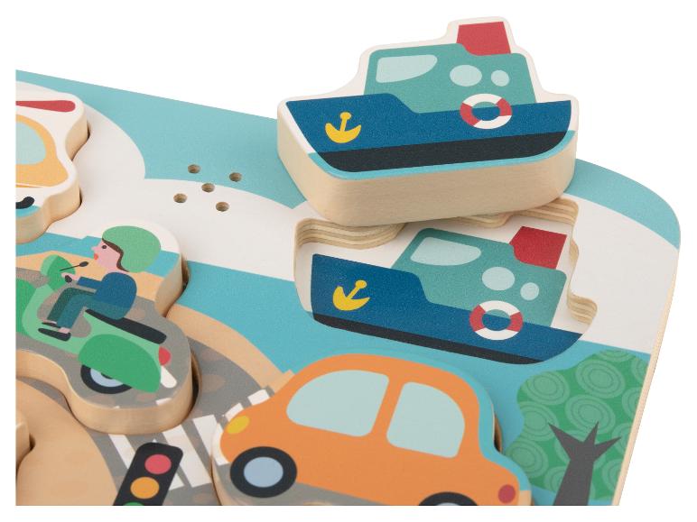 Drevené puzzle s dopravnými prostriedkami, vrátane lode, auta a skútra.