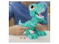 Dieťa si hrá s zeleným dinosaurom Play-Doh.