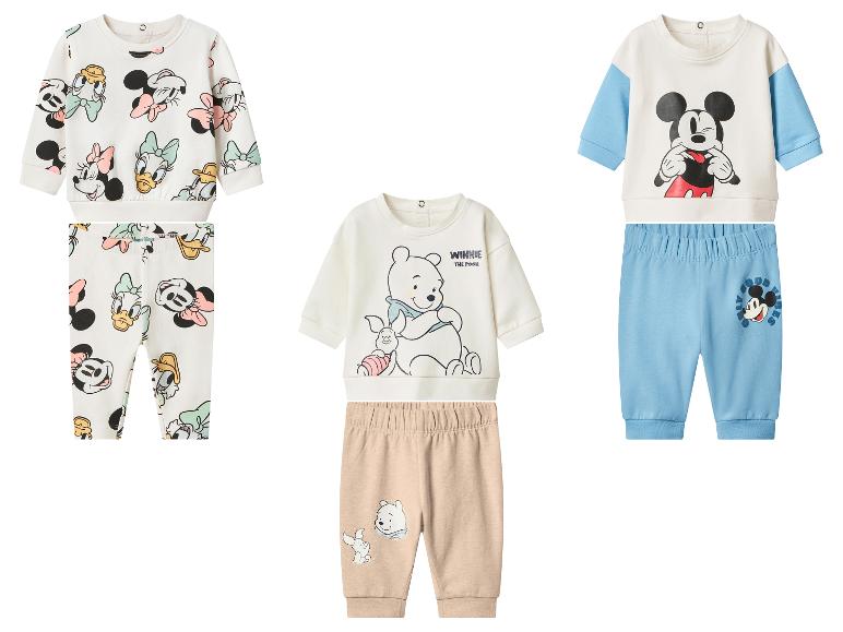 Tri súpravy detského oblečenia: Mickey Mouse, Minnie Mouse, Káčer Donald, Daisy Duck a Macko Pú.