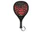 Čierna padel raketa s červenými a zelenými čiarami, otvormi a rukoväťou