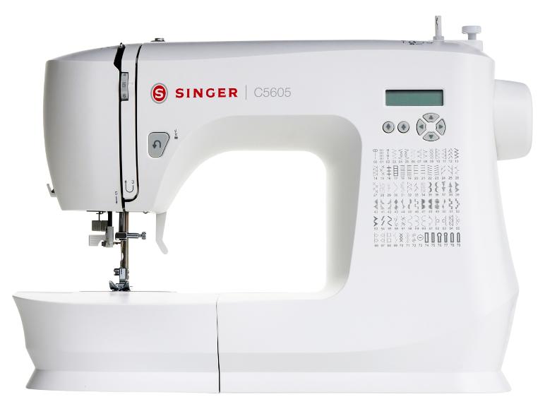 Biela šijacia Singer C5605 s LCD displejom a rôznymi stehmi.