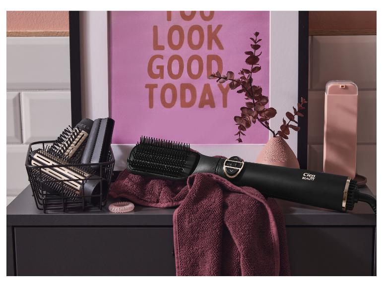 Fén-kefa Cien Beauty na kúpeľňovej skrínke.