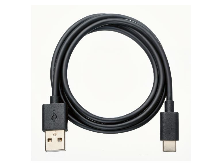 Čierny USB kábel s konektormi USB-A a USB-C, stočený do kruhu.