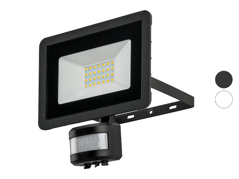 Čierny LED reflektor s pohybovým senzorom, viditeľné LED diódy.