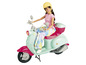 Bábika Barbie na svetlozelenom skútri s ružovými detailmi.
