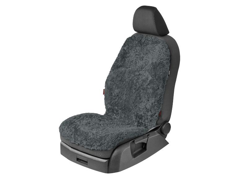 Tmavosivý poťah autosedačky z ovčej kože na čiernej autosedačke.