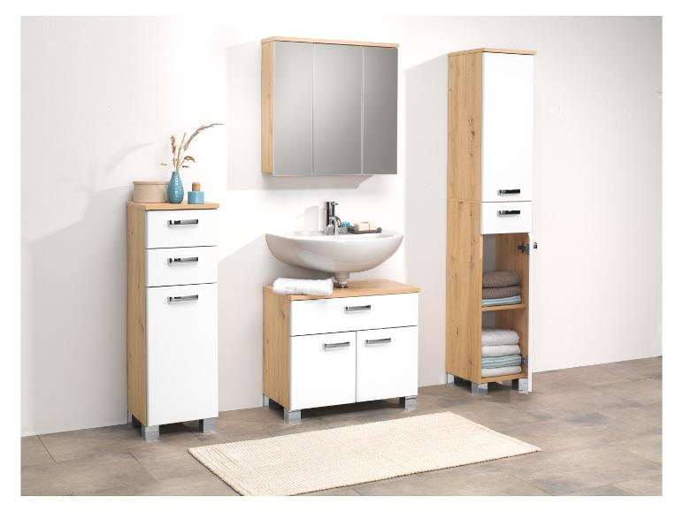 Kúpeľňový nábytok: umývadlo, zrkadlová skrinka a vysoké skrinky.