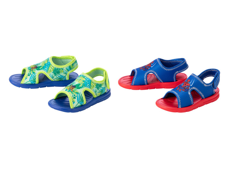 Dva páry detských sandálov, jeden s potlačou džungle a druhý s obrázkom Spidermana.