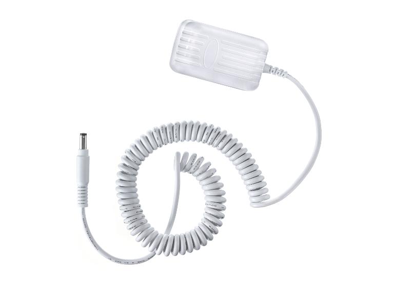 Biely nabíjač so špirálovým káblom a DC zástrčkou.