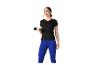 Žena v čiernom tričku a modrých legínach cvičí s činkou.