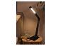Čierna stolová lampa s nastaviteľným ramenom na nočnom stolíku s knihami a pohárom vody.