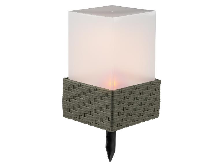 Solárna záhradná lampa s prúteným dizajnom a efektom plameňa.