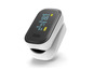 Biely a čierny pulzný oximeter s displejom, ktorý zobrazuje srdcovú frekvenciu, saturáciu kyslíka a stav batérie.