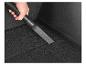 Ručný vysávač čistí interiér auta