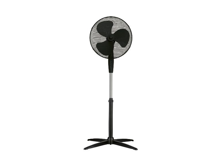 Čierny stojanový ventilátor s tromi lopatkami a okrúhlou mriežkou.