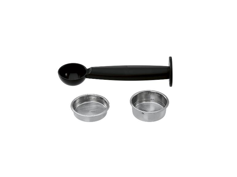 Sada príslušenstva k espressu: odmerka a dva filtre.