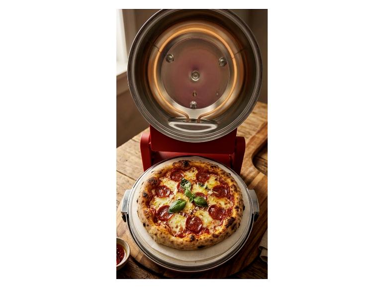 Otvorená pec na pizzu s horúcou pepperoni pizzou a lístkami bazalky.