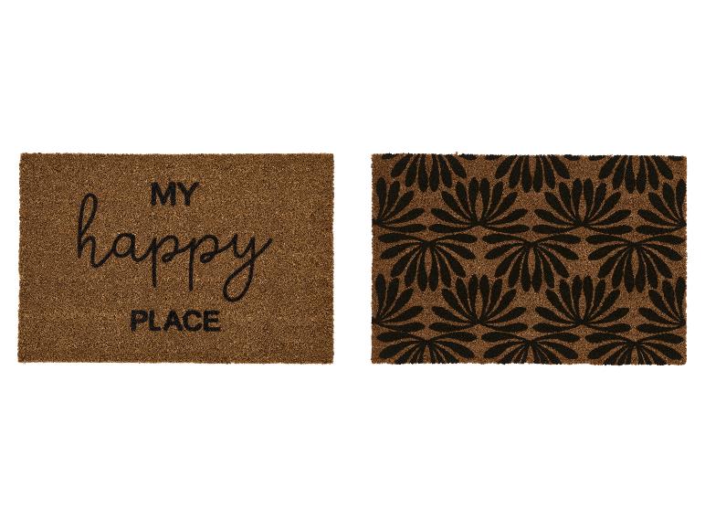 Dve hnedé rohožky z kokosových vlákien, jedna s textom „MY happy PLACE“, druhá s čiernym kvetinovým vzorom.