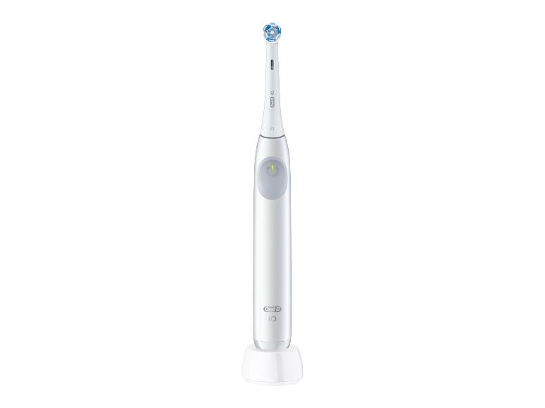 Biela elektrická zubná kefka Oral-B iO na nabíjačke.