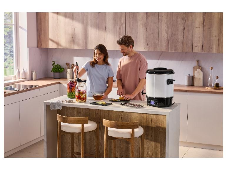 Zavárací hrniec SILVERCREST® SEAD 1800 B2 na kuchynskom ostrove s párom pripravujúcim jedlo