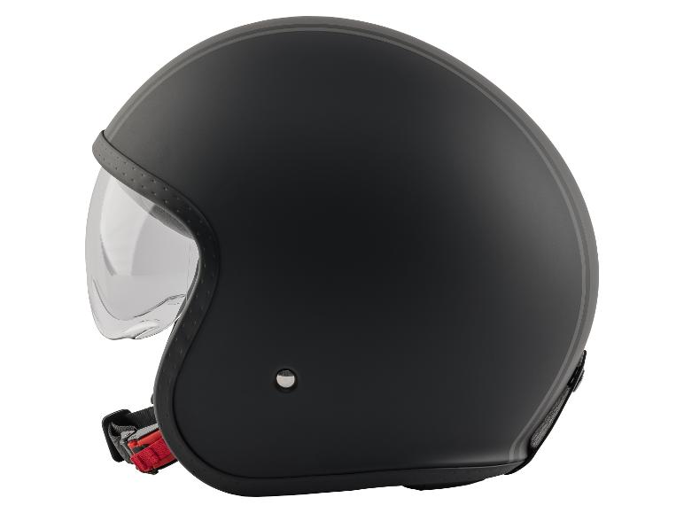 Čierna motocyklová prilba s čírym štítom a jemnými sivými pruhmi