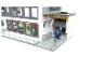 Lego supermarket s mávajúcim zamestnancom a výkladom plným tovaru.