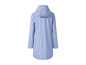 Svetlo modrá dáždniková bunda s kapucňou.