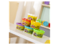 Niekoľko malých nádob s plastelínou Play-Doh poukladaných na stole.