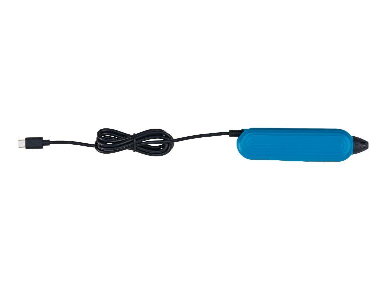 Modré 3D pero so stočeným čiernym USB-C káblom.