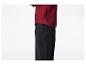Červená saténová blúzka a čierne nohavice