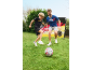 Otec a syn hrajú futbal v záhrade s futbalovou loptou France a bránkou.