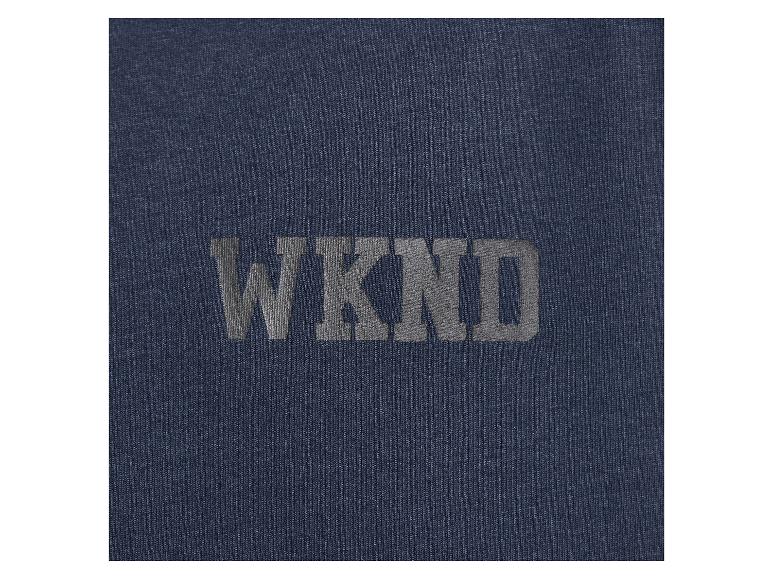 Tmavo modré tričko s reliéfnym textom „WKND“.