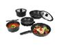 Sada čierneho nepriľnavého riadu, vrátane hrncov a panvíc s jedlom.