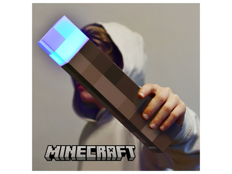 Dieťa drží v ruke svietiaci meč z hry Minecraft.