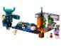 Súprava LEGO Minecraft s Wardenom, kurčaťom a minifigúrkou hráča v jaskynnom prostredí.