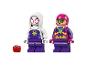 Dve LEGO minifigúrky, Spider-Gwen a postava s ružovou prilbou, s malým červeným pavúčím dronom.