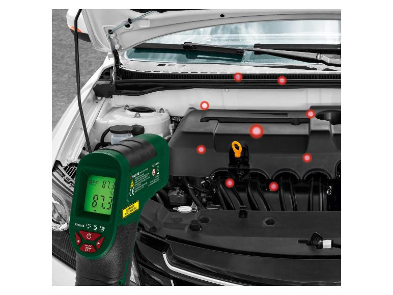 Infračervený teplomer PARKSIDE merajúci teplotu motora auta.
